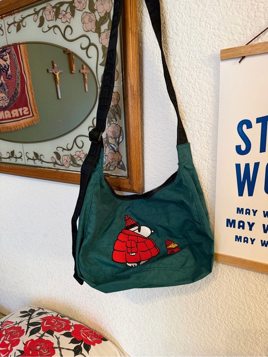 BAGGU Handbags - NWT BAGGU Snoopy Green Crossbody Shoulder bag